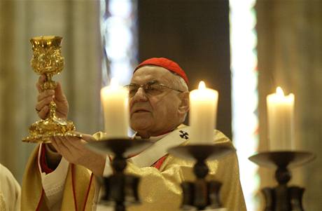 Kardinál Miloslav Vlk pi bohoslub (ilustraní foto)